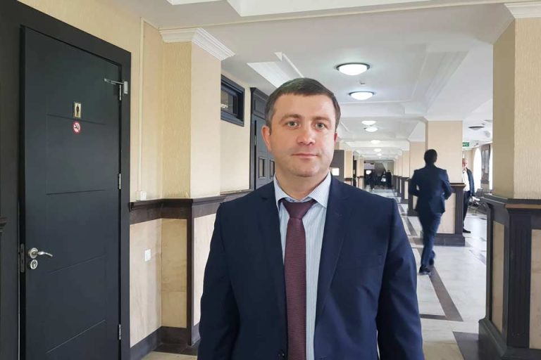 ადვოკატი