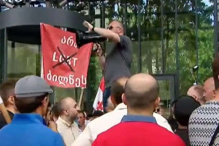 ევროკავშირის დროშა დაწვეს