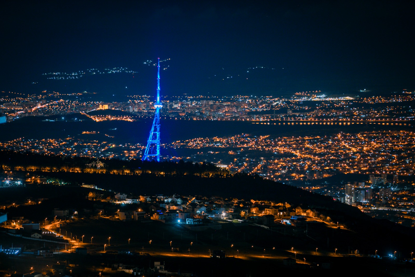 თბილისის ანძა და მშვიდობის ხიდი ევროკავშირის დროშის ფერებში განათდა