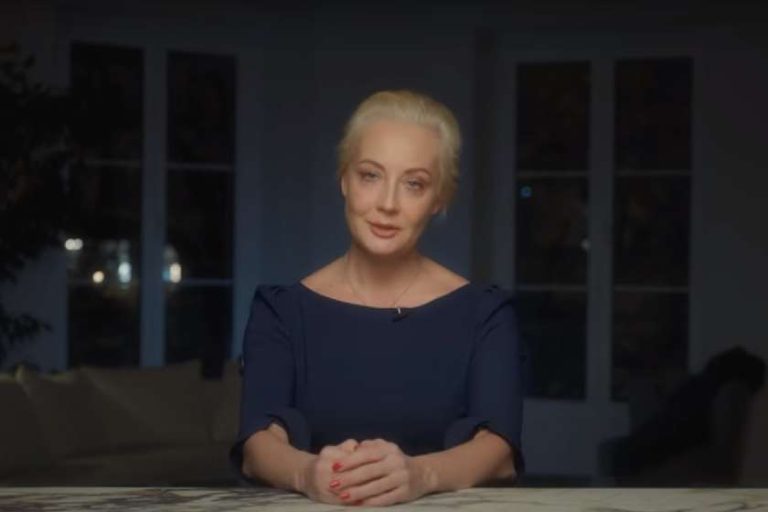 იულია ლავალნაია