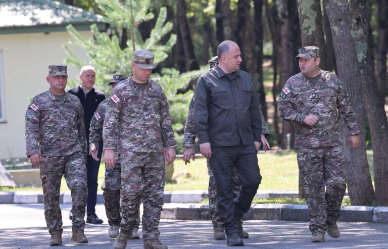 თავდაცვის მინისტრი სამთო მომზადების სკოლაში.jfif